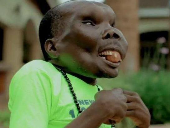 这个男子的相貌奇丑无比,可他的孩子却长得很漂亮