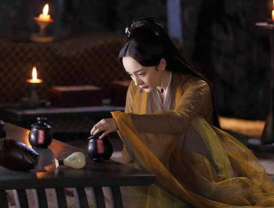 最后一张是白浅知道自己就是素素的时候,在青丘喝了好多酒,此时内心是