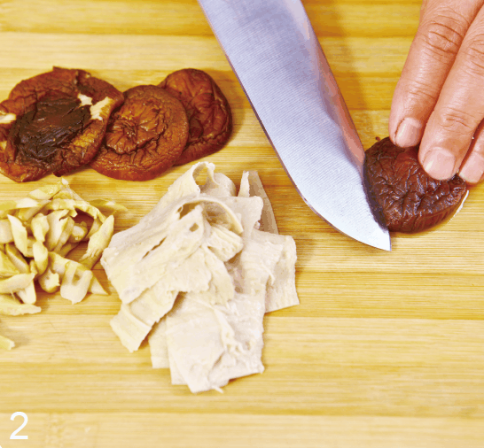 切成厚片;油面筋切成3 厘米长,2 厘米宽的厚片;嫩笋尖切成小象眼片