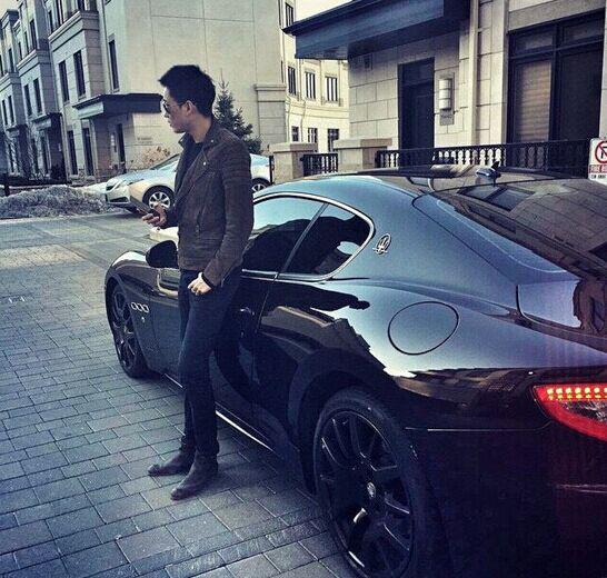 一组"晒腊肠"照片, 疯传整个网络, 晒豪车炫富已经out了?