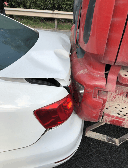 大众速腾高速遭大货车追尾车主用最小的代价换回自己一命