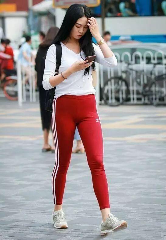 紧身裤特别吸睛变一变自己的风格更显韵味十足