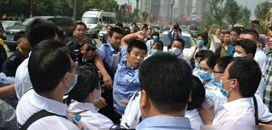 周蓬安辅警着装应明显区别于正式警察