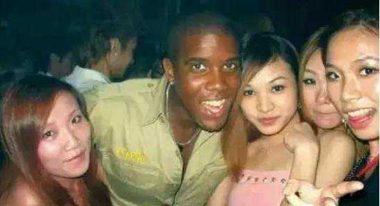 中国姑娘嫁给非洲黑人,姑娘称:很满足,但有时候难以承受