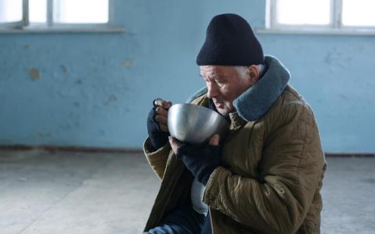 店门口有个乞丐,我一直施舍给他饭吃,没想到他居然救了我一家人