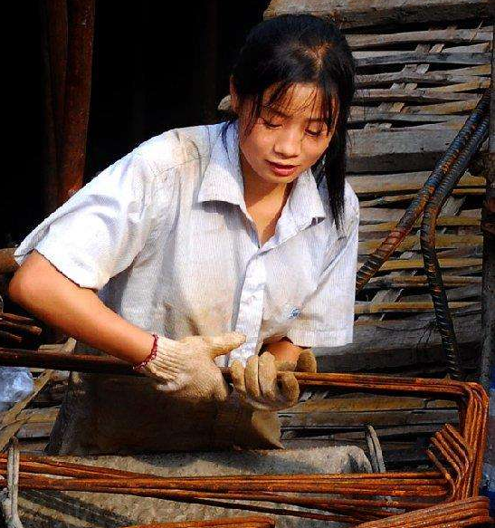 从农村土气的女孩,成为时髦优雅的丽人,不过两百元不输城里姑娘