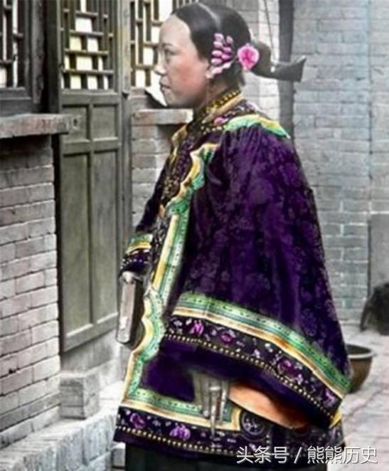 晚清彩色照片, 看看宫女的样子, 跟电视剧差距太大