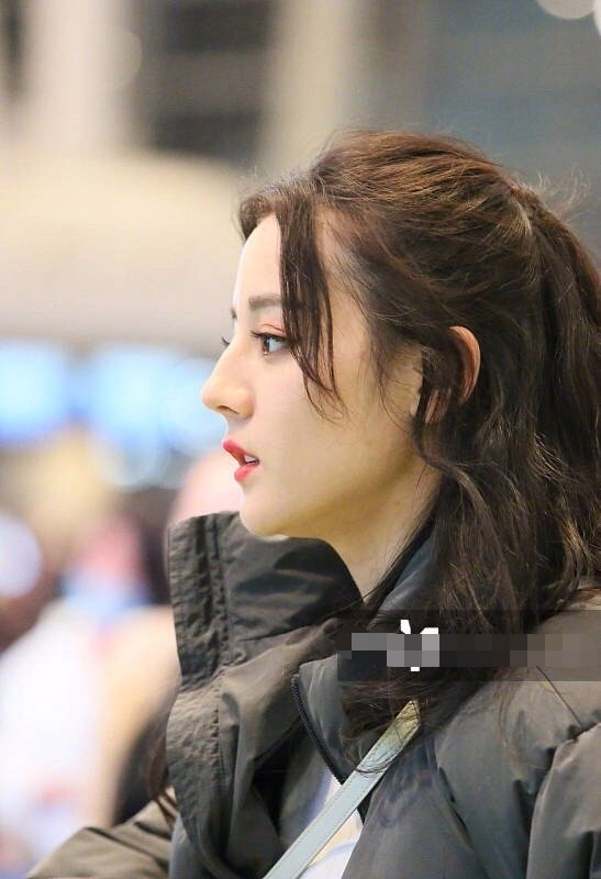 5岁之差,关晓彤穿粉色碰上热巴穿黑色,这次她却意外被秒成大妈