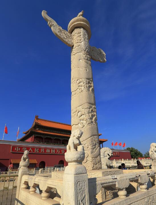 天安门前的华表华表是我国一种传统的建筑形式,主要用于宫殿以及陵墓