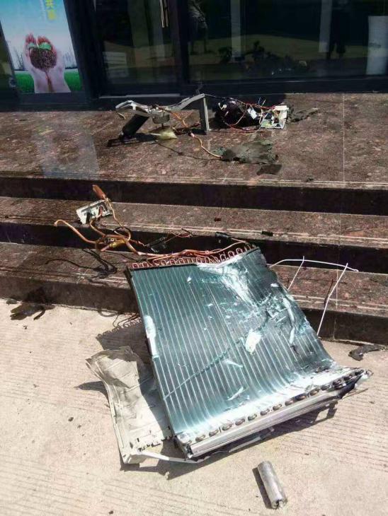 空调,刚打开时就听到一声响,他迅速拉下电闸,原来是空调外机爆炸了,真