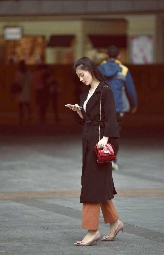 街拍重庆美女, 皮衣加短裤, 热情迷人, 回头率奇高