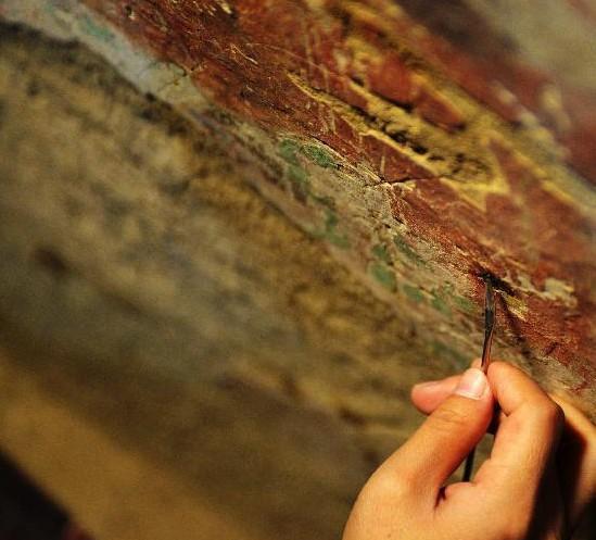 1600年敦煌壁画遭发霉脱落86岁老人壁画打针修复4000平