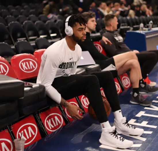 nba篮网队球员拉塞尔找回手感,球迷褒贬不一!