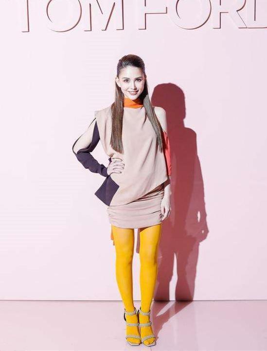 昆凌太大胆了!全身上下就只穿一件西装?网友:周杰伦不管管呐?