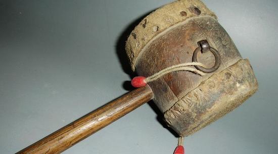 家传拨浪鼓能预知祸福,他帮别人躲过灾祸自己却因祸保命