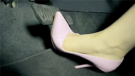 高跟鞋,拖鞋开车由此,小八便来说说一些日常里大家所忽视的行车安全