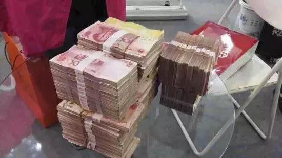 一男子带全款现金去买车 4s店:对不起,我们不卖全款车