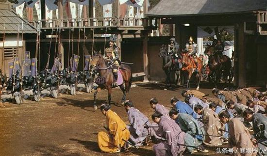 猴子骑狗打群架的日本战国时代,第一名将居然