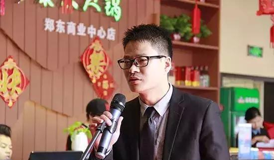 潮辣火锅河南地区总经理张梦柯也说,环卫工人每天用扫地声唤醒这个