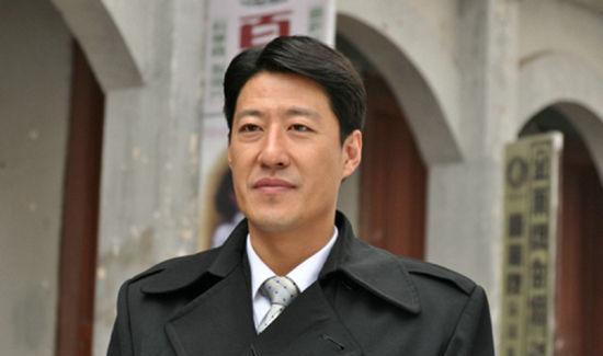 荧幕中是英雄,现实却是家暴男,前妻流产,今娶小13岁妻儿女双全