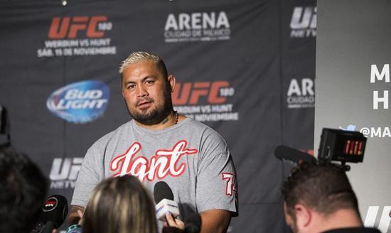 马克-亨特今天正式起诉白大拿和布洛克,估计不想干了