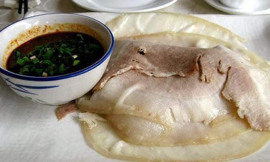 4,李庄白肉:全名为"李庄刀口蒜泥白肉",是四川宜宾历史文化名镇李庄的