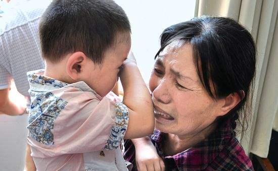 忽然听到欢欢大声的哭闹,哭声还很尖锐,像是吓着了一样.