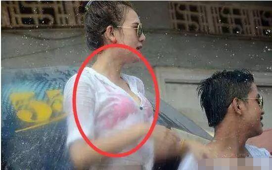 是不是真的看错了衣服湿透了就呈现的清清楚楚