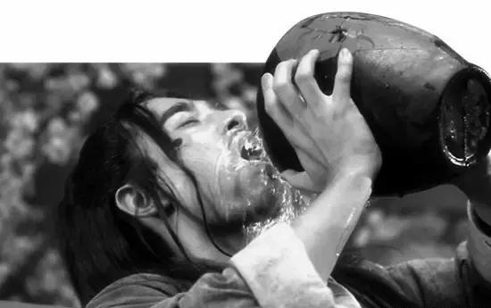 主要还是因为古人喝的酒并非现在人们常喝的蒸馏酒,而是纯手工发酵酒.