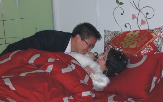 洞房夜第二天婆婆给我包了个2万的大红包,我却尴尬地羞红了脸