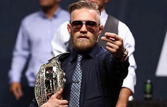 嘴炮—康纳麦格雷戈,羽量级格斗巨星,那走路的姿势哪里学的!