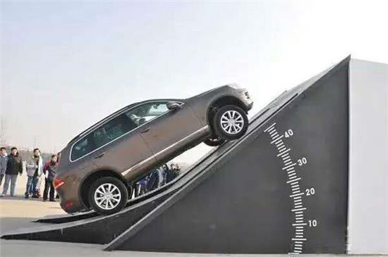 开车爬坡技巧,新手们再也不用担心上不去了