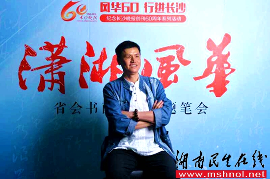 闲情逸趣品书法--记诗人书法家何朝阳