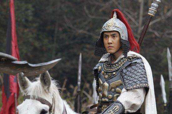 和前燕大军相持十几日后撤退,当时年仅17岁的慕容恪亲率2000骑兵出城