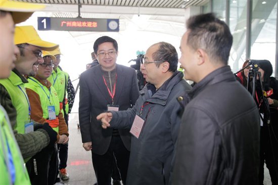 公司党委副书记,副董事长方铁壁先生为专列列车长和乘务员代表授绶带