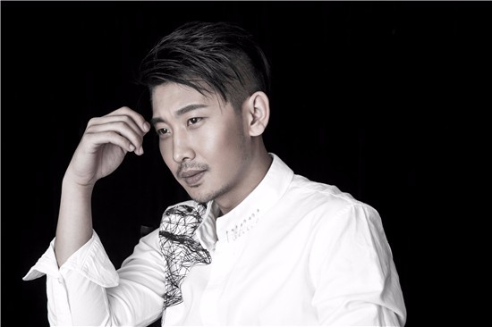 暗色系释放内敛踏实感,于洋沉稳出镜曝光写真