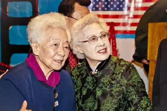 97岁于蓝全家照,丈夫是她永远的痛,儿子是与陈凯歌齐名的导演!