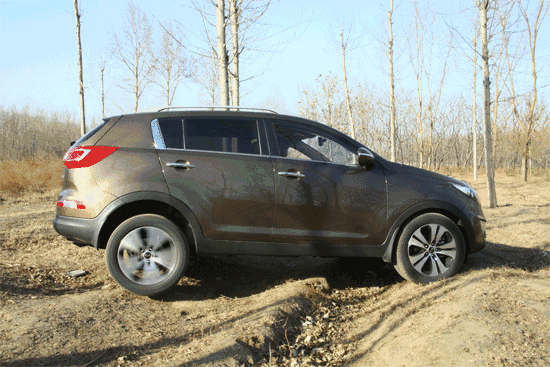 把动力平均分配给四个车轮,这样那怕三个轮子打滑