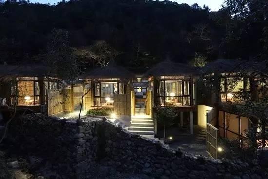 这个国际设计奖得主,在浙东原始森林造了10间隐奢的茅庐|山水|温泉|森林_新浪新闻