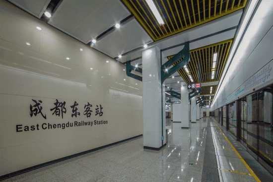 成都地铁七号线通车一条艺术走廊用120万颗彩石镶嵌神龙