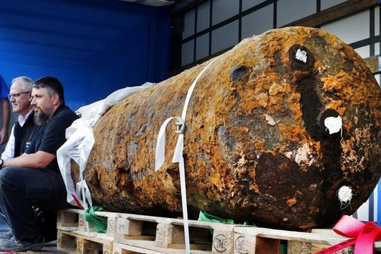 德国八旬老翁在菜园发现一颗大炸弹,拆弹专家看到后笑个不停!