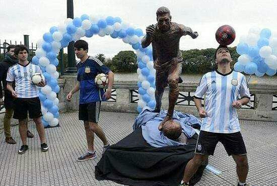 梅西雕像被毁,砸倒全身仅剩下脚和球,外国网友的评论亮了