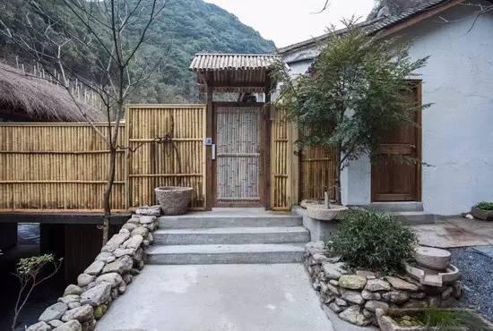 石臼,柴扉小门,乡野之物,在这里随处可见.