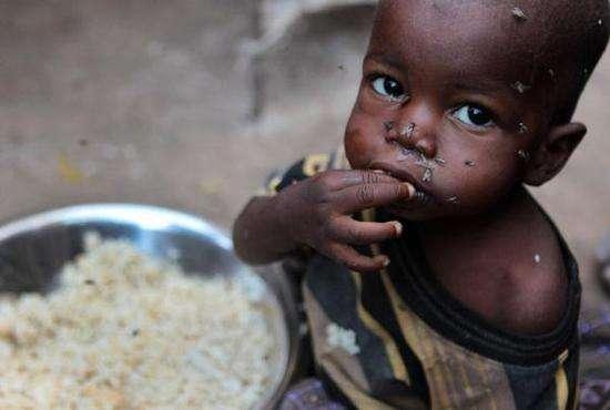 非洲难民也是有饭吃的,吃的还是"荤菜",很多人看后却吐了!