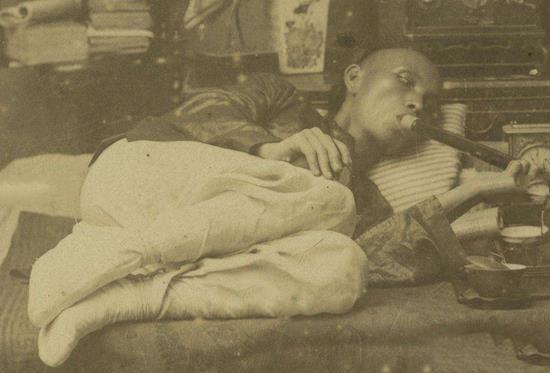 作者在湖边无意中遇到了一位烟瘾很大的人正在吞云吐雾,于是和他交谈