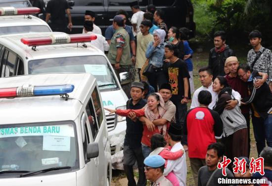 印尼旅游大巴侧翻致27人死亡
