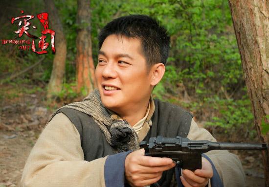 通过主演高收视热播电视剧《与狼共舞》系列,《我是特种兵》系列,《飘