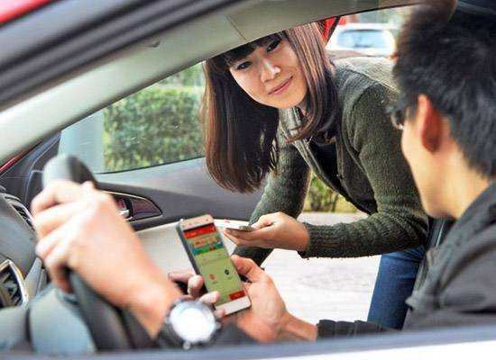 女子上班坐顺风车拼车,不同意其他乘客无理要求,竟被扇一巴掌