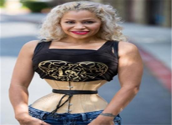 国外辣妈变身"束身狂魔",每天束身20多小时,只为保持好身材