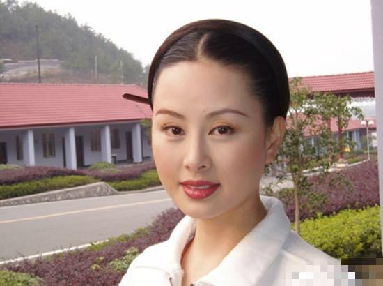 曾红极一时, 隐退皈依佛门后却周游世界享受时光